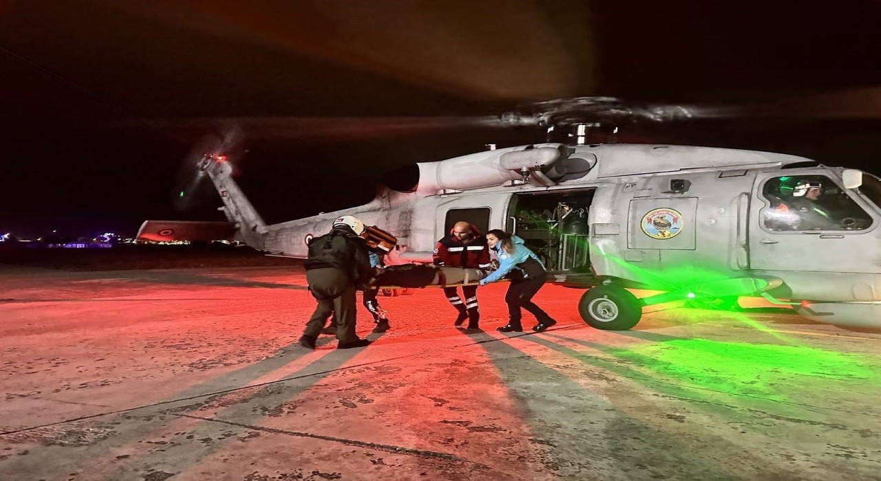 Gökçeadada rahatsızlanan hasta askeri helikopterle Çanakkaleye getirildi