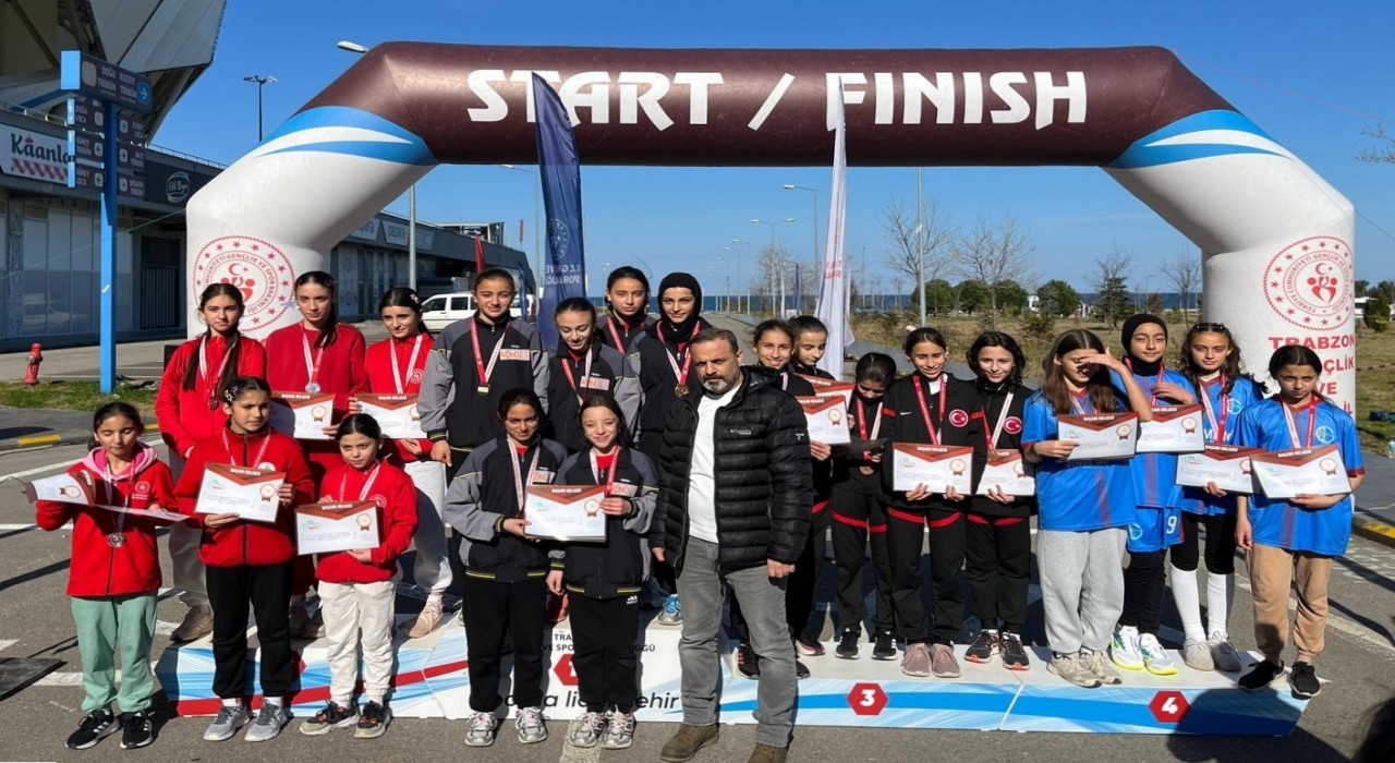Gökçedere Şehit Samet Akdeniz İmam Hatip Ortaokulu kros takımlarından çifte başarı
