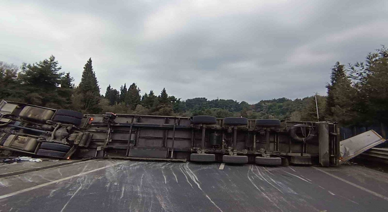 Gölcükte devrilen tır yolu kapattı: 1 yaralı