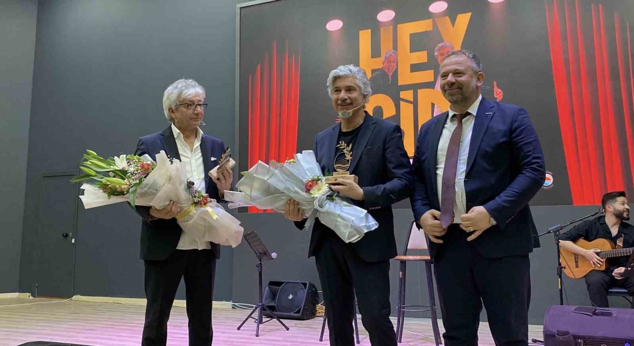 Gömeç Nuri Bozyel Kültür Salonu Süheyl ve Behzat Uygurun oyunuyla açıldı