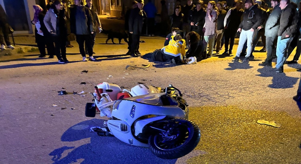 Gönende kaza: Motosiklet sürücüsü yaralandı, otomobil sürücüsü kaçtı