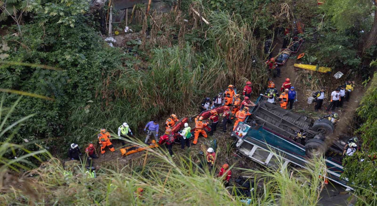 Guatemalada yolcu otobüsü köprüden düştü: 51 ölü