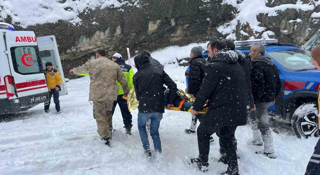 Gümüşhanede dereye yuvarlanan kamyonetteki 5 kişi yaralandı