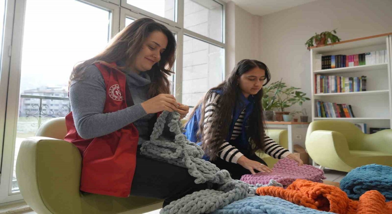 Gümüşhanede el örgüsü atkılar köy okulundaki miniklerle buluştu