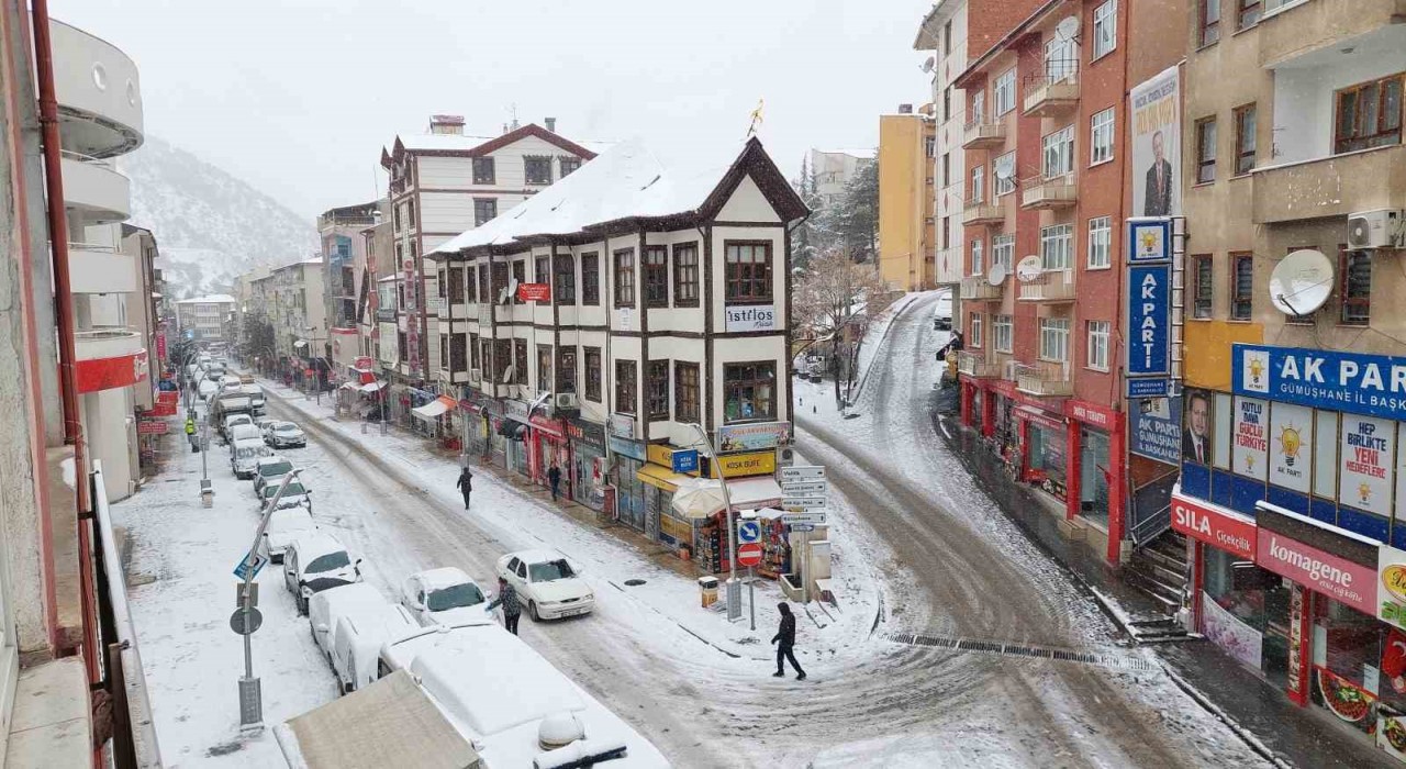 Gümüşhanede kar yağışı etkili oldu