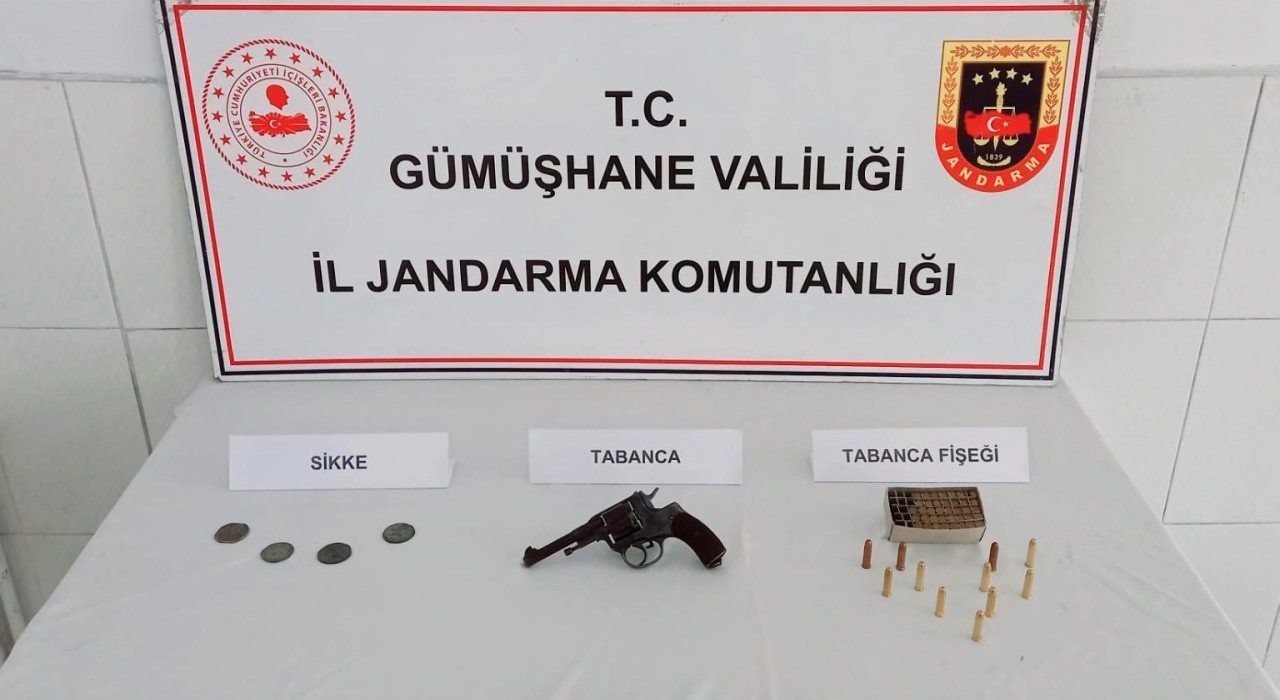 Gümüşhanede ruhsatsız silah ve sikke ele geçirildi