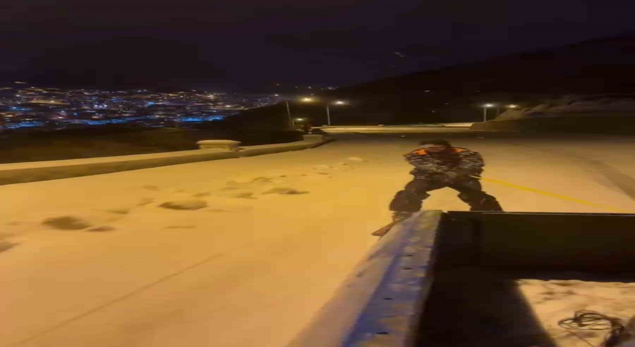 Gümüşhanede tarihi mahallenin yolunda kayak heyecanı