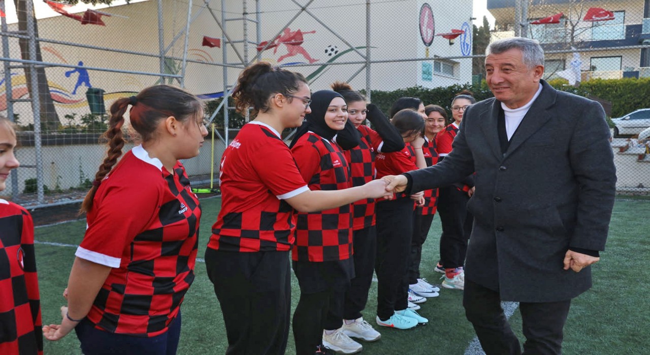 Güzelbahçe Kız Futbol Takımından iddialı başlangıç