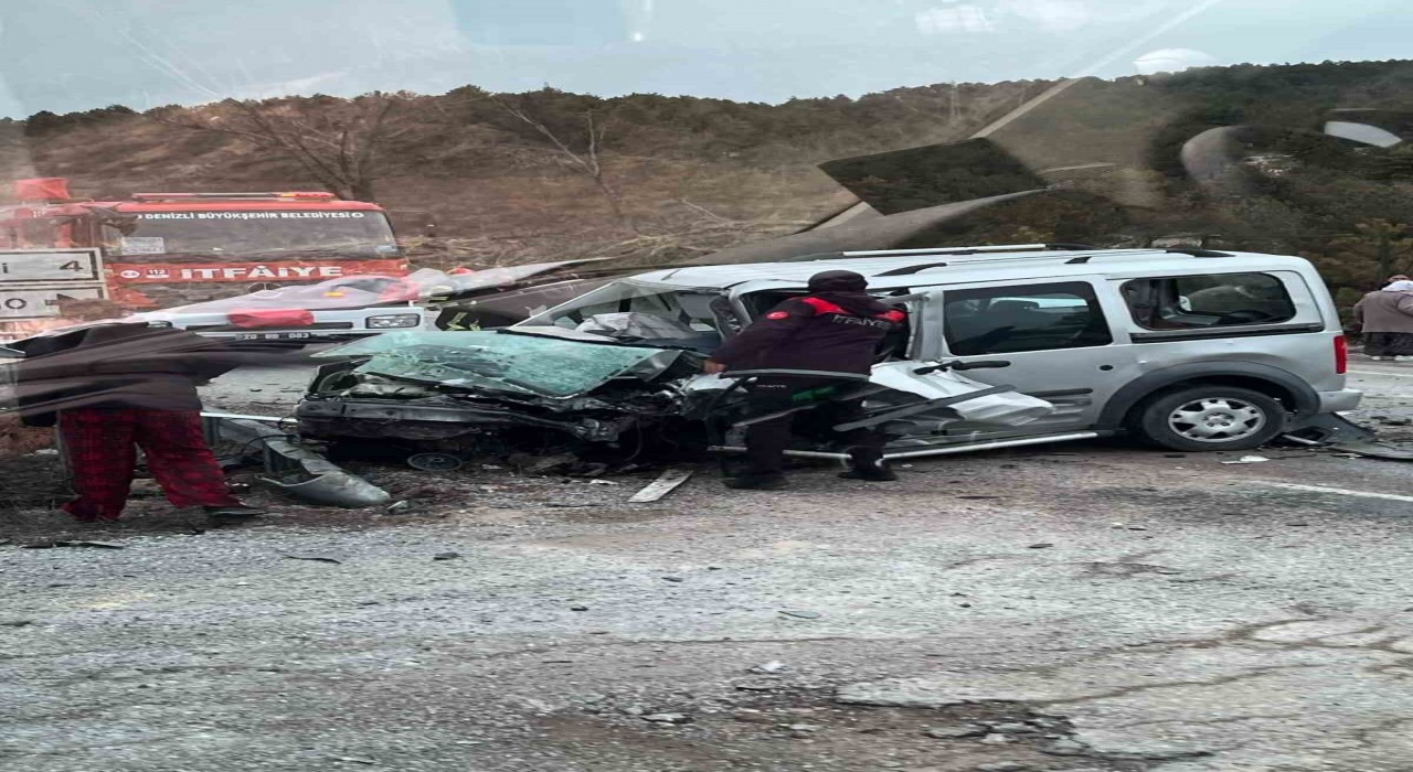 Hafif ticari araç ile otomobil kafa kafaya çarpıştı: 2 ölü, 4 yaralı