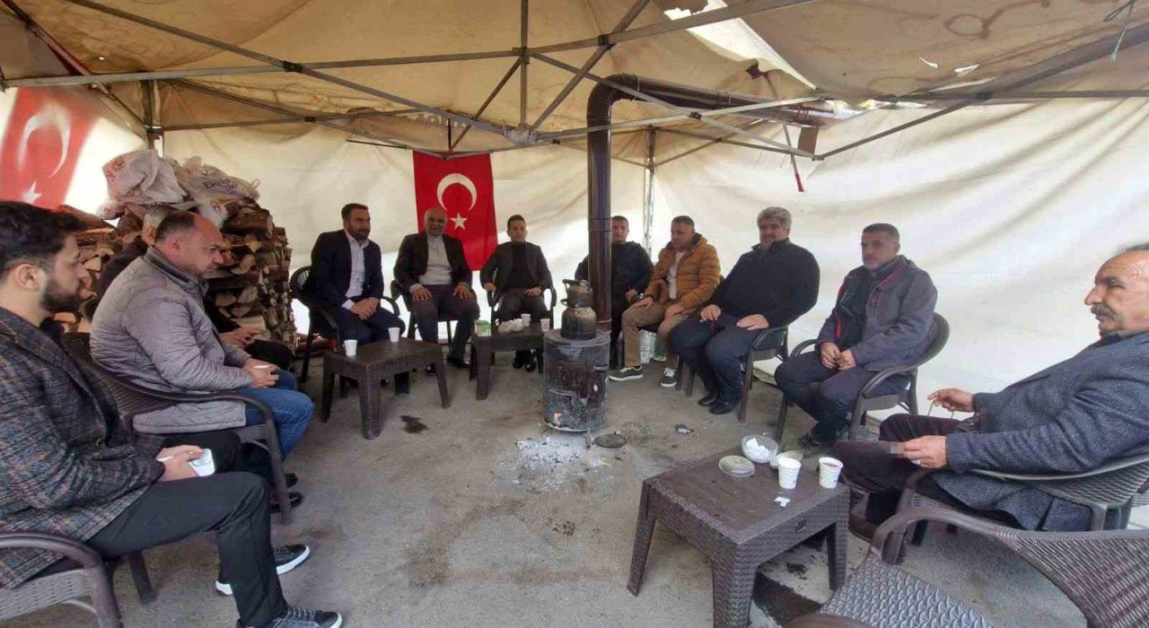 HAK-İŞ Diyarbakır İl Başkanı Aküzüm, DEMli belediyelerin işten çıkardığı mağdurlarla görüştü