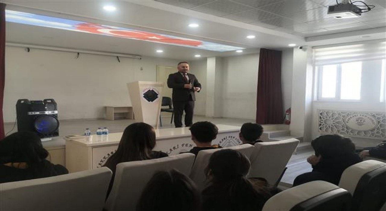 Hakkari Müftüsü Okuş, lise öğrencileriyle buluştu