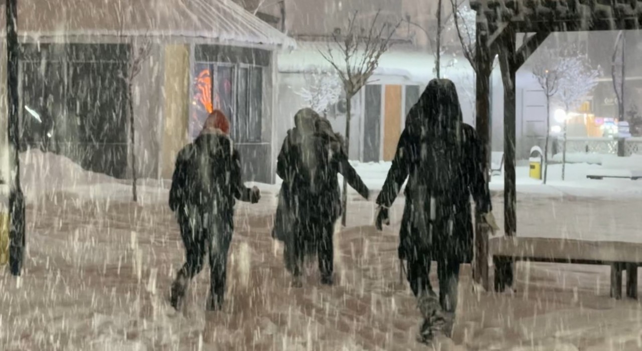 Hakkari ve ilçelerinde okullar 1 gün tatil edildi