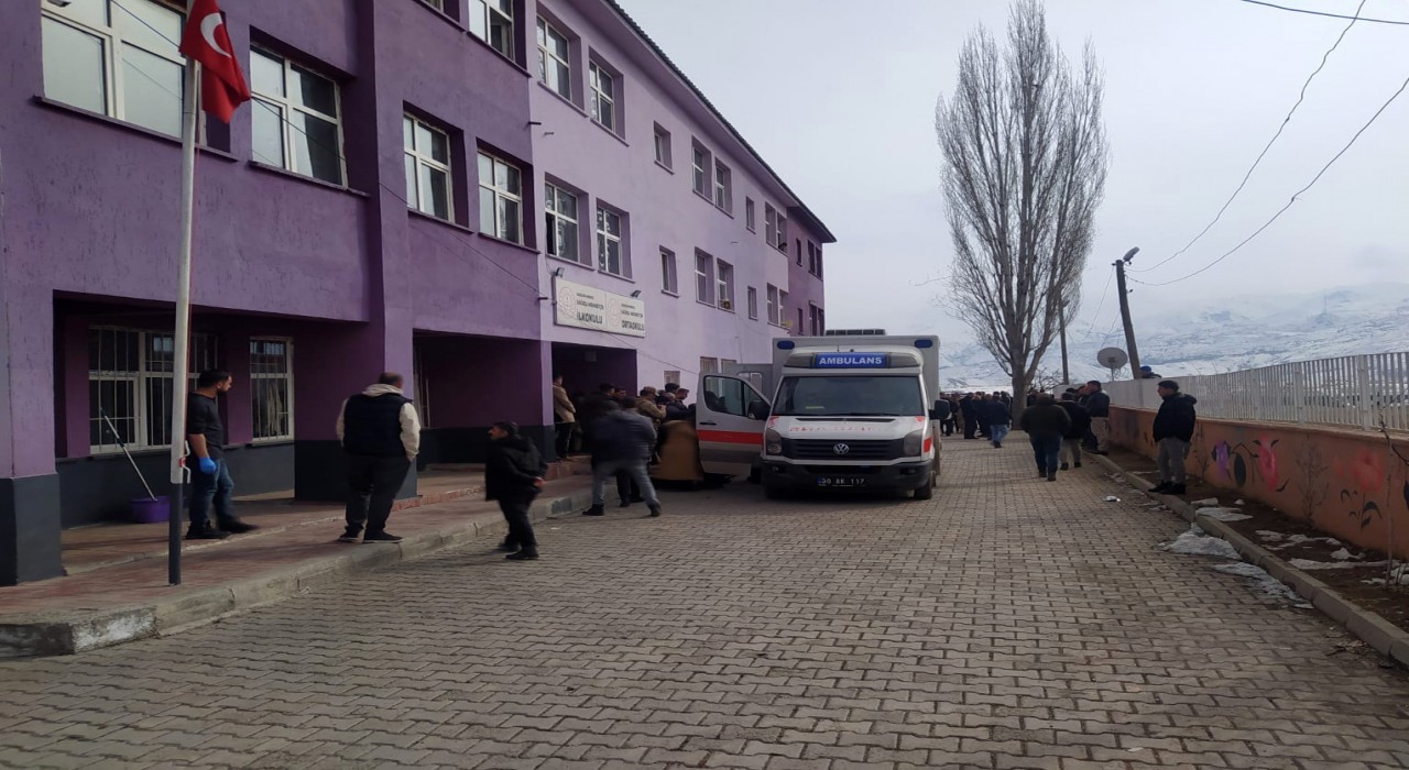 Hakkaride 34 öğrenci gıda zehirlenmesi şüphesiyle hastaneye kaldırıldı