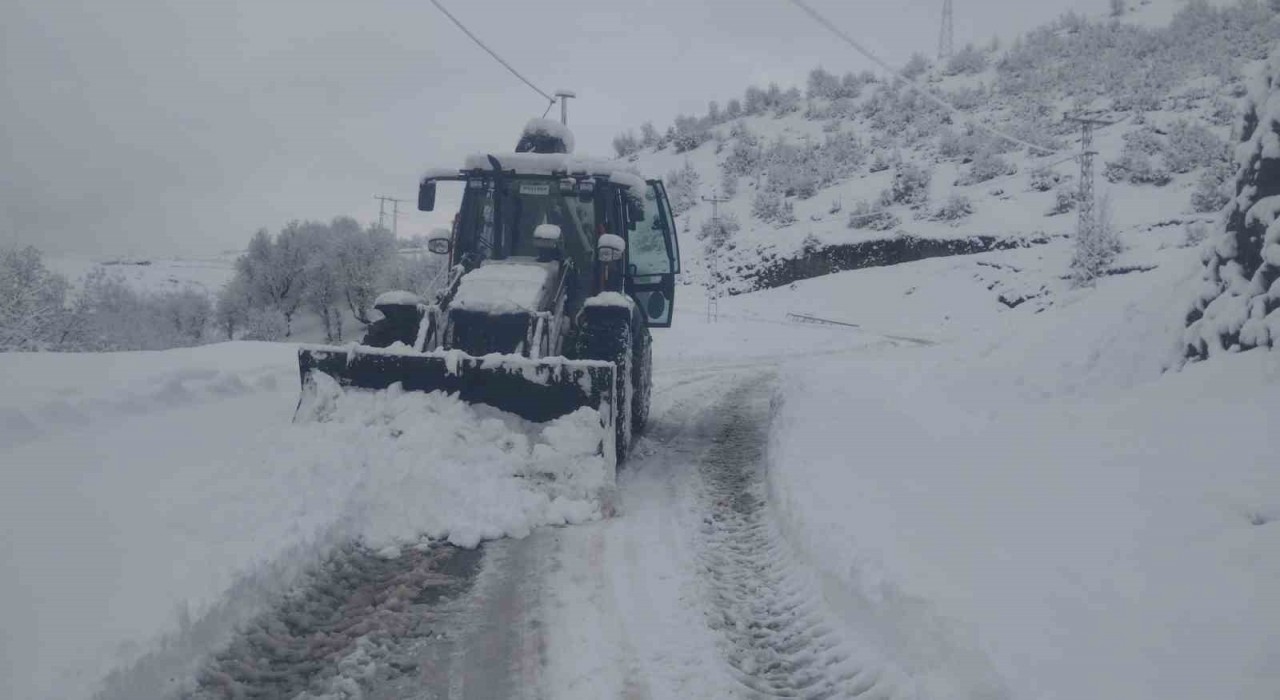 Hakkaride 34 yerleşim yerinin yolu ulaşıma kapandı