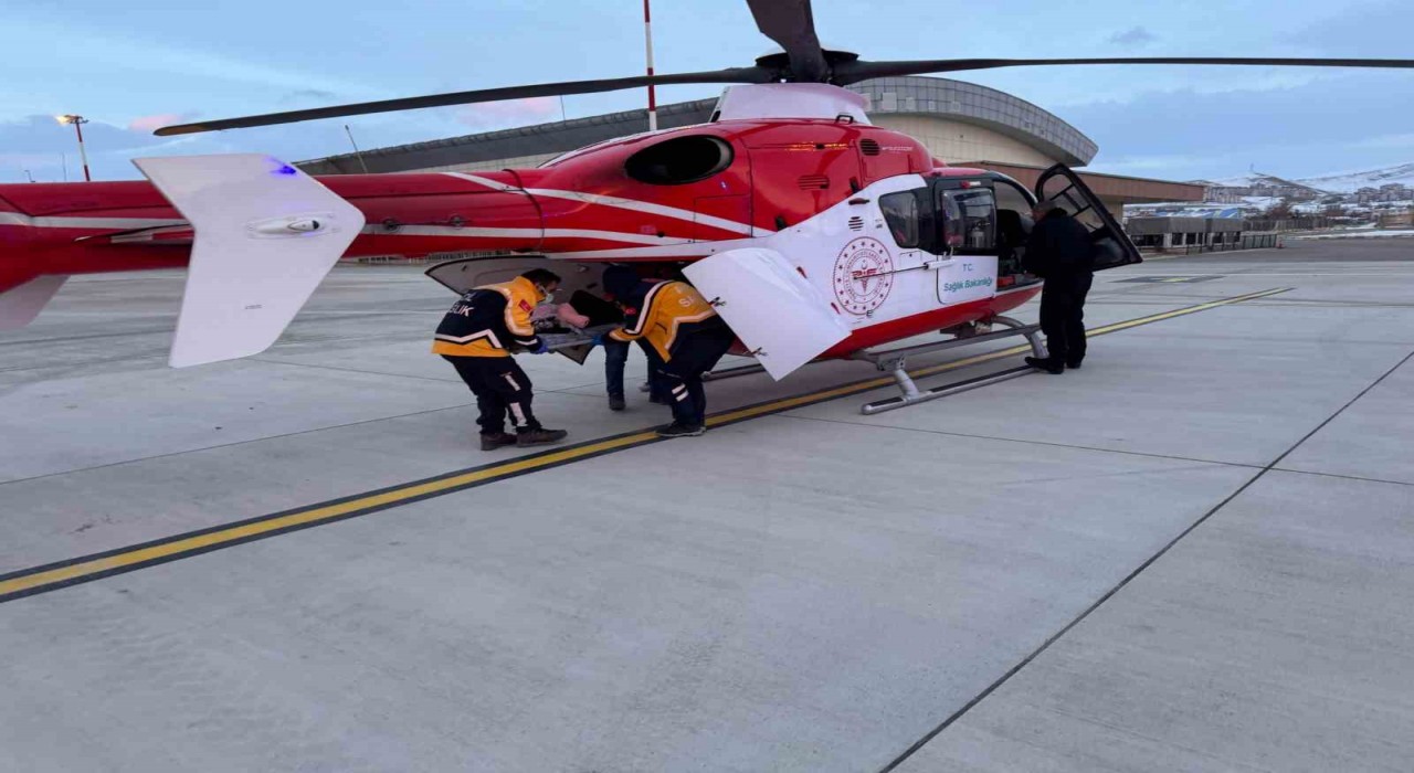Hakkaride 8 yaşındaki hasta helikopterle Vana sevk edildi
