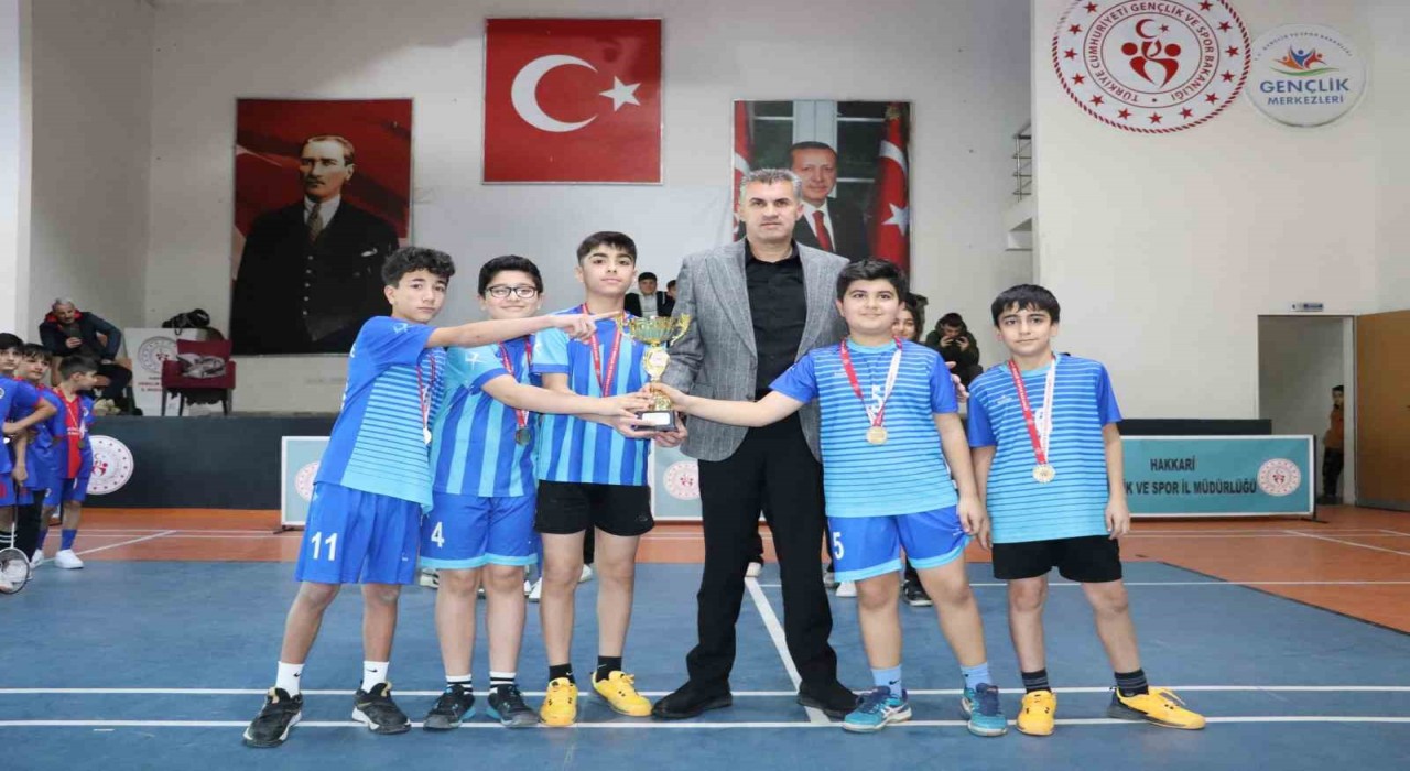 Hakkaride badminton müsabakaları yapıldı