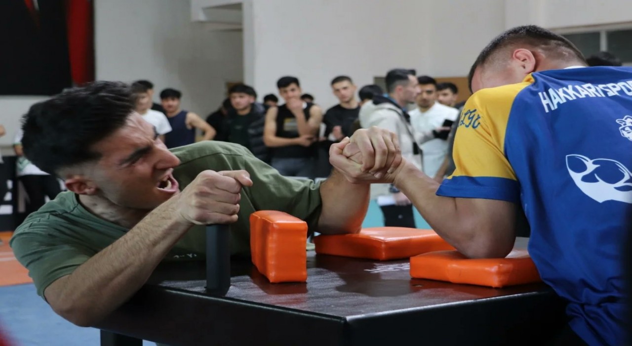 Hakkaride bilek güreşi il birinciliği yapıldı
