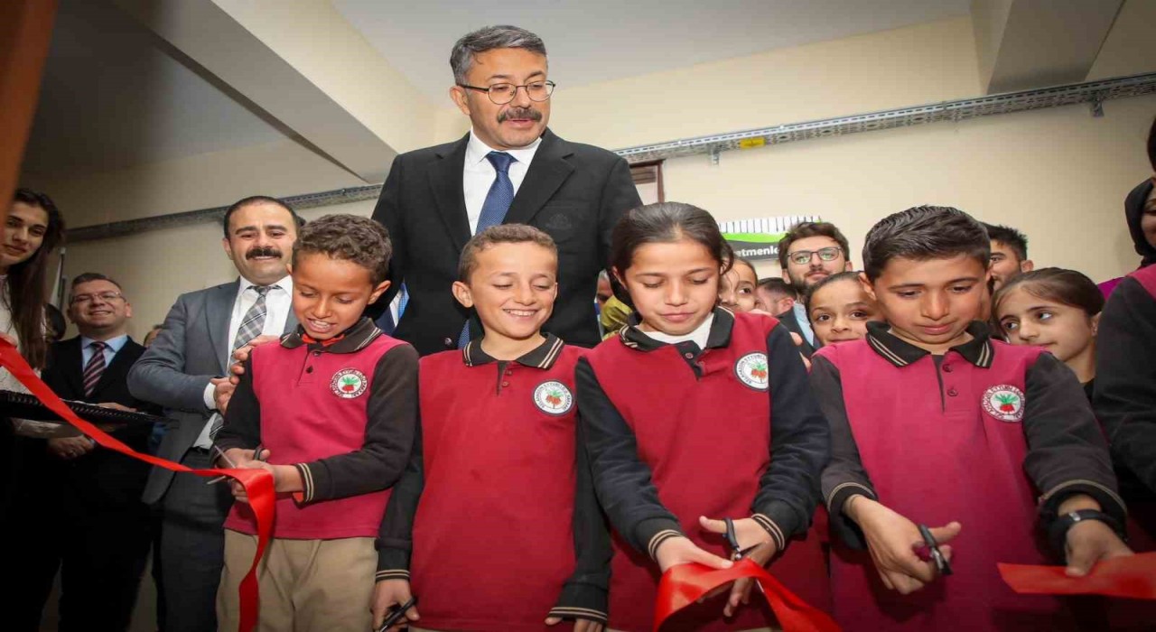 Hakkaride Bir Bavul Kitap Kütüphanesi açıldı