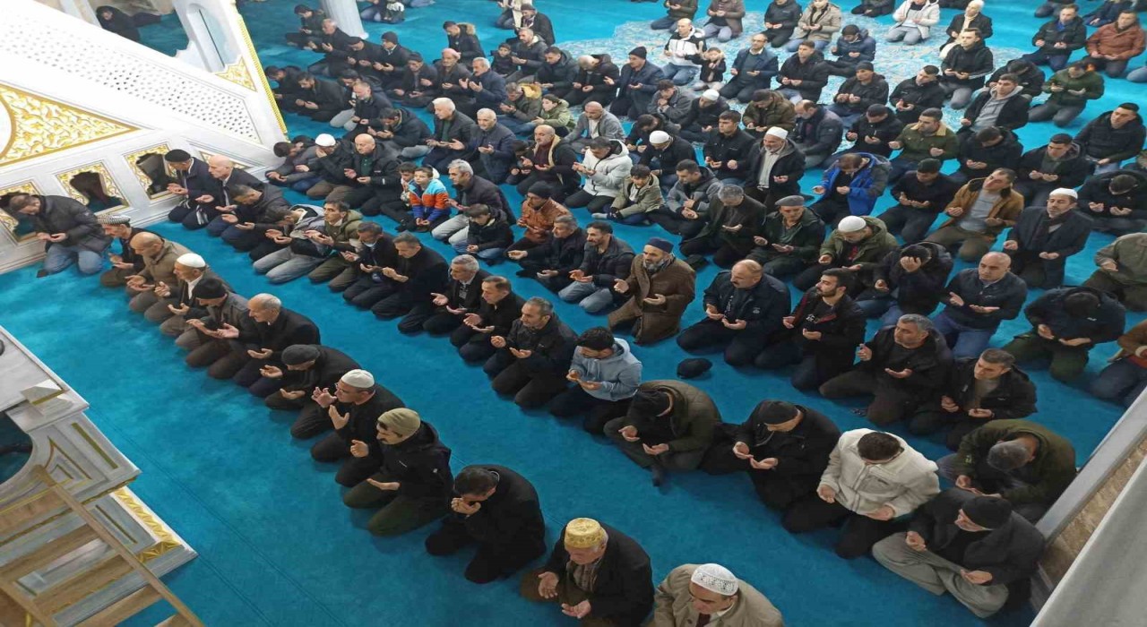 Hakkaride eller semaya açıldı, dualar edildi
