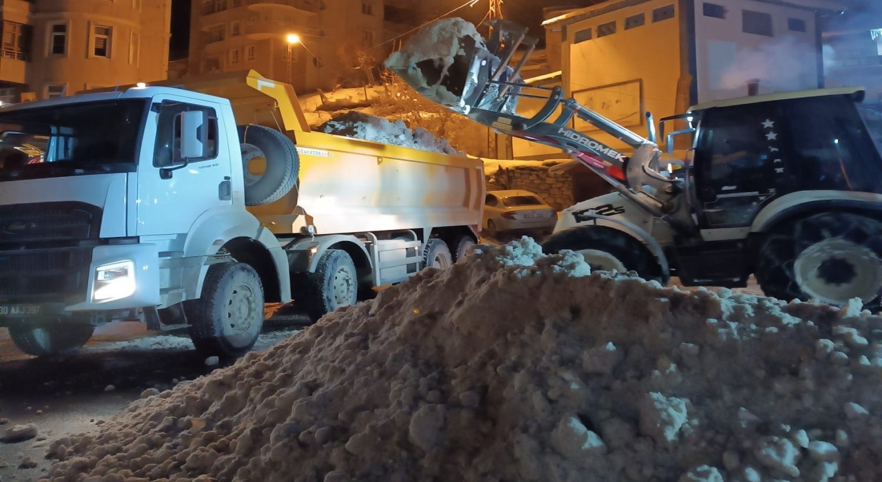 Hakkaride kar yığınları şehir dışına çıkartılıyor
