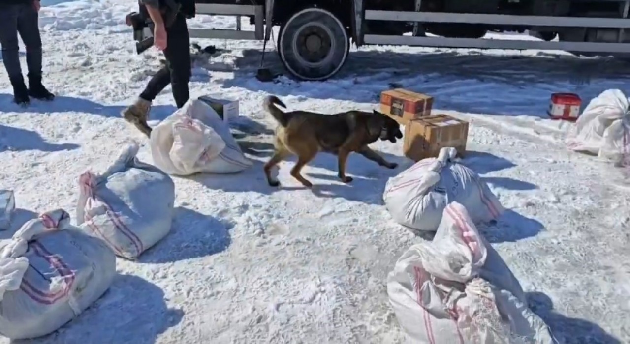 Hakkaride kargo ile gönderilmek istenilen 102 kilo metamfetamin ele geçirildi