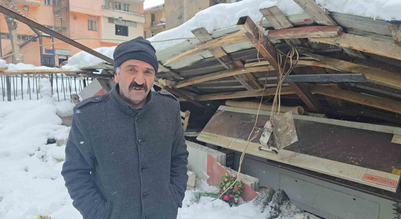 Hakkaride karın ağırlığına dayanamayan atölyenin çatısı çöktü
