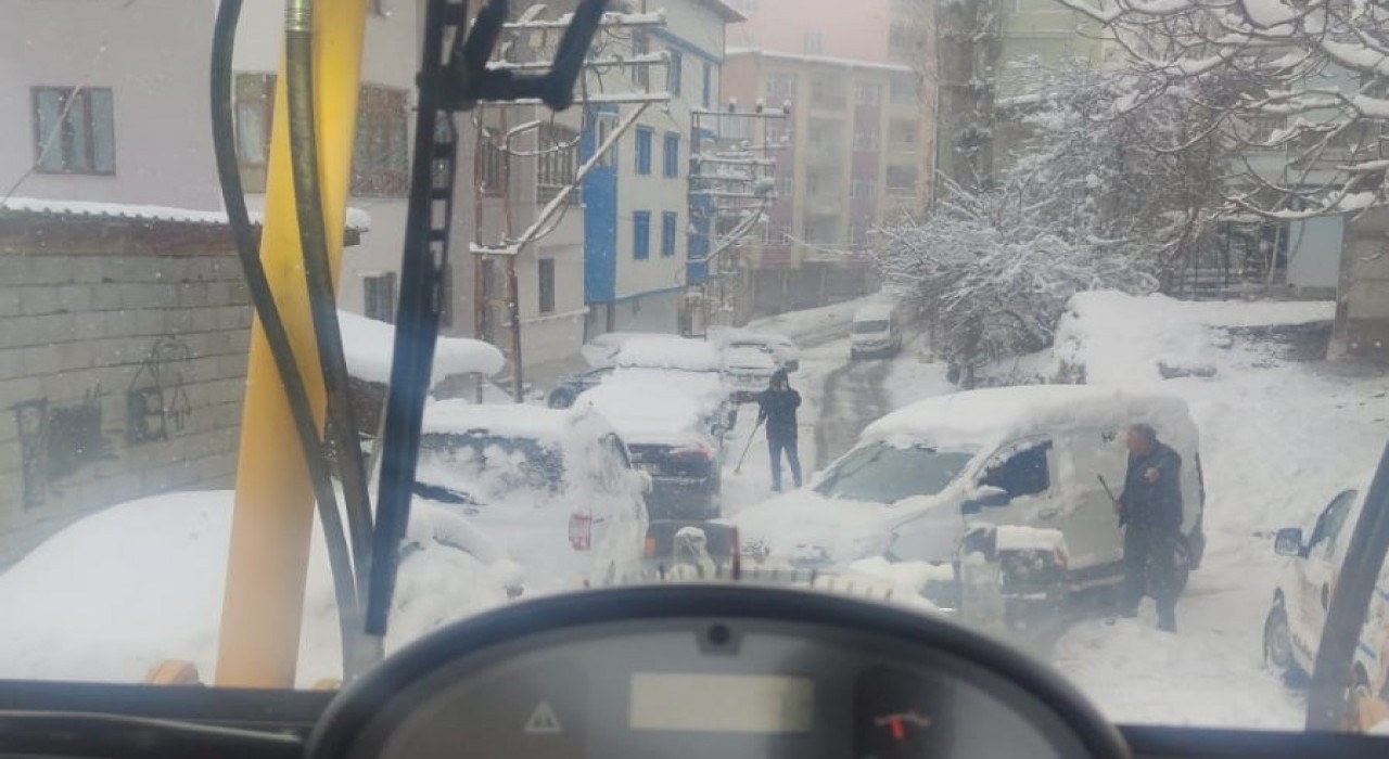 Hakkaride karla mücadele çalışması devam ediyor