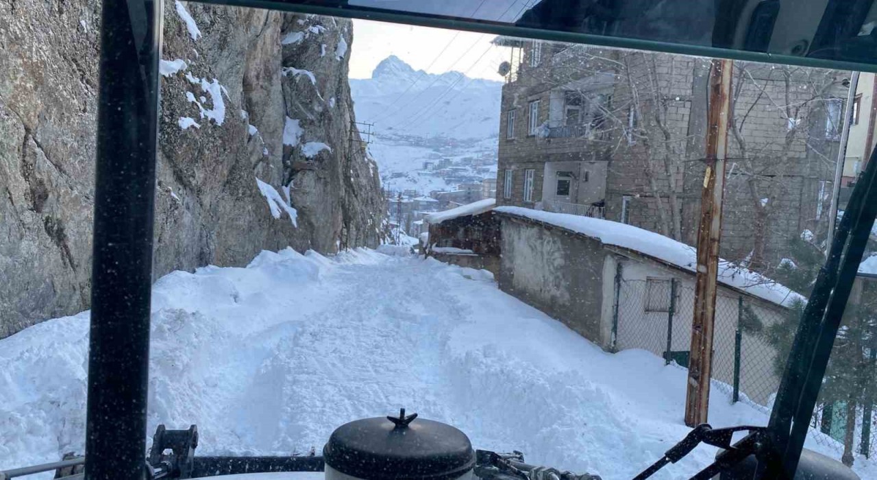 Hakkaride karla mücadele çalışması sürüyor