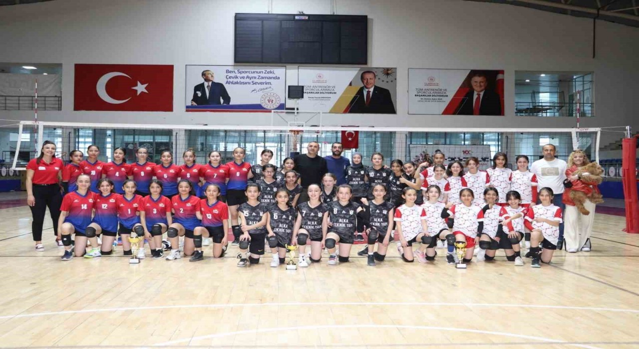 Hakkaride Midi Kızlar Şampiyonası sona erdi