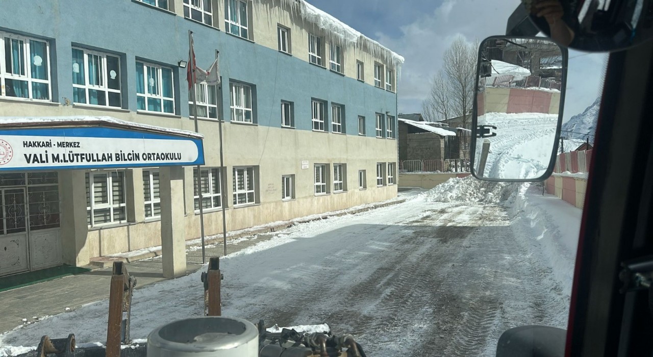Hakkaride okul önleri kardan temizlendi