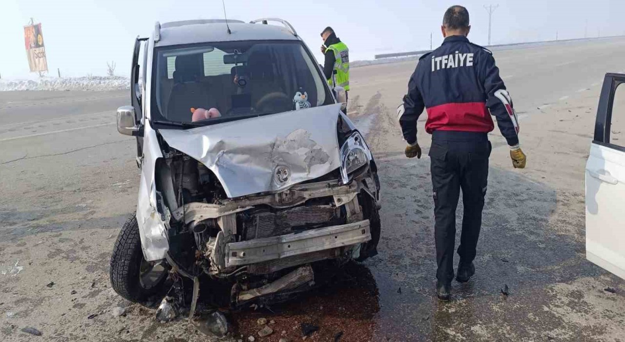 Hakkaride otomobille kamyonet çarpıştı: 2 yaralı