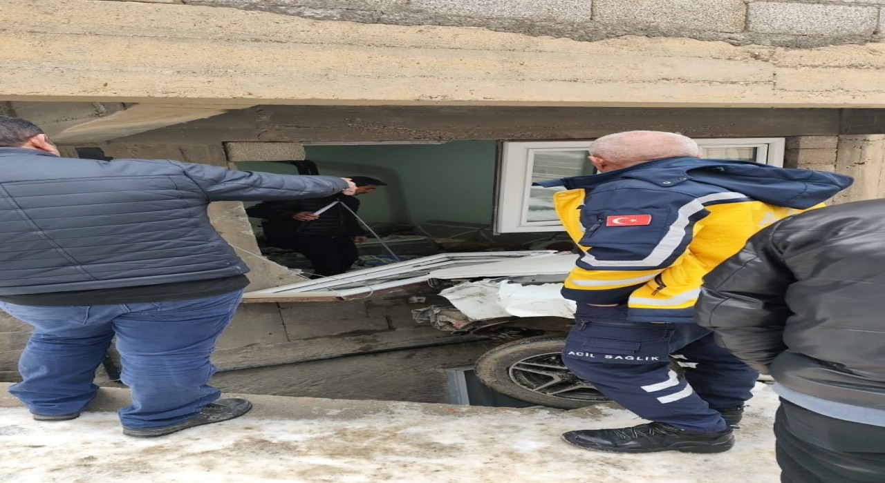 Hakkaride park halindeki araç yokuş aşağı kayarak evin duvarını yıktı