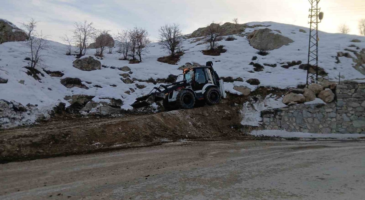 Hakkaride PMT ekipleri soğuk havaya aldırış etmeden çalışmalarını sürdürüyor