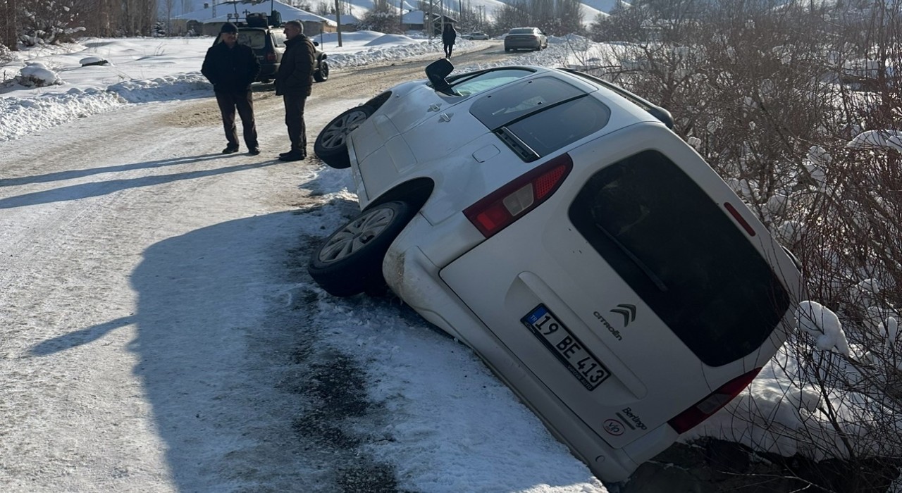 Hakkaride virajı alamayarak yoldan çıkan araç köprü kenarında asılı kaldı