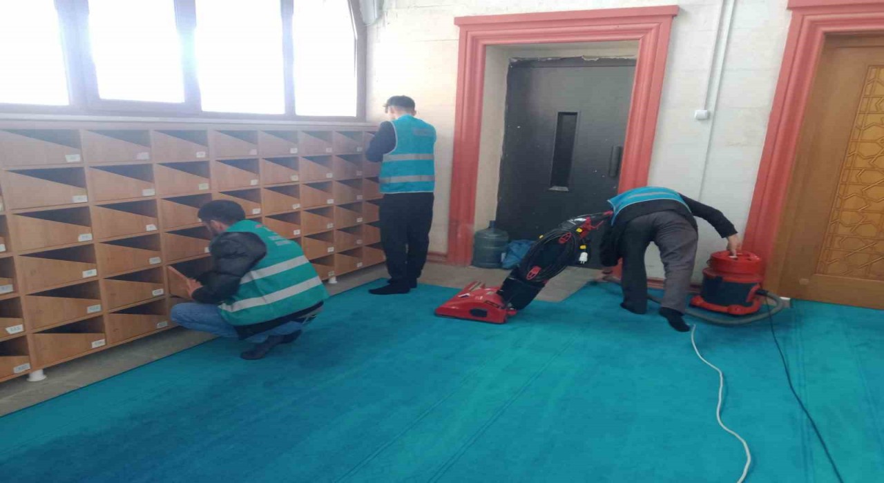 Hakkaride yükümlüler cami temizledi