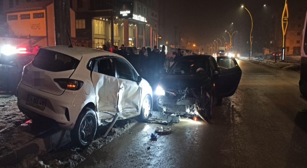Hakkaride zincirleme kaza: 3 yaralı