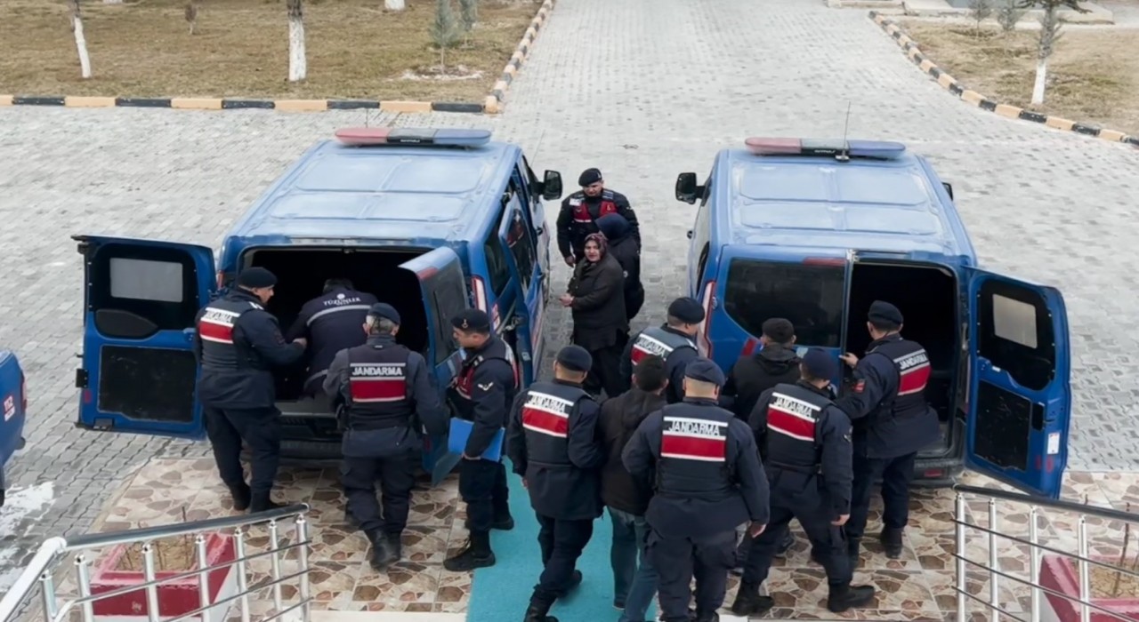 Hapis cezasıyla aranan aynı aileden 5 kişi operasyonla yakalandı