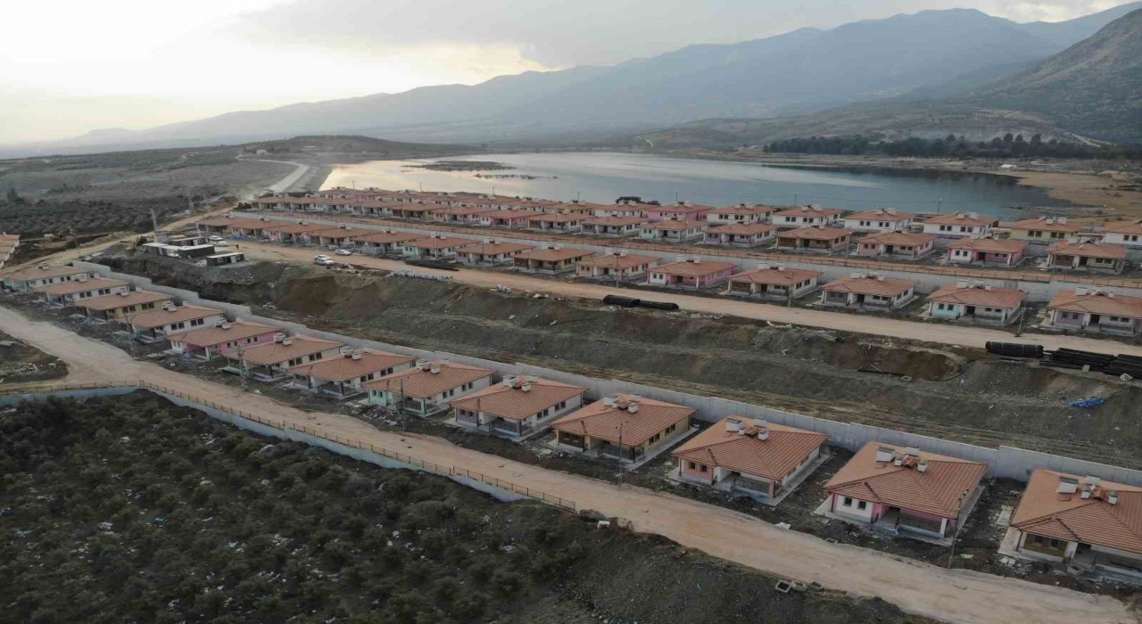 Hassada göl ve Amanos Dağları manzaralı 206 köy evinde yaşam Mart ayında başlayacak