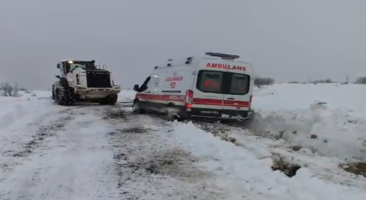 Hasta almaya giderken kara saplanan ambulansı ekipler kurtardı