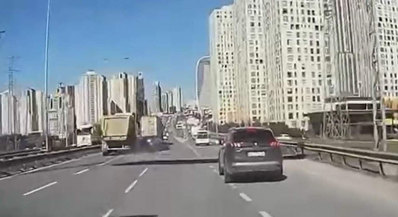 Hatalı şerit değiştirdi, kamyon çarptı