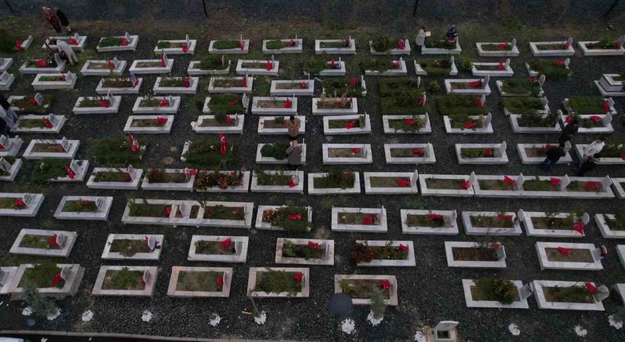 Hatayda deprem şehitleri mezarlığındaki yoğunluk havadan görüntülendi
