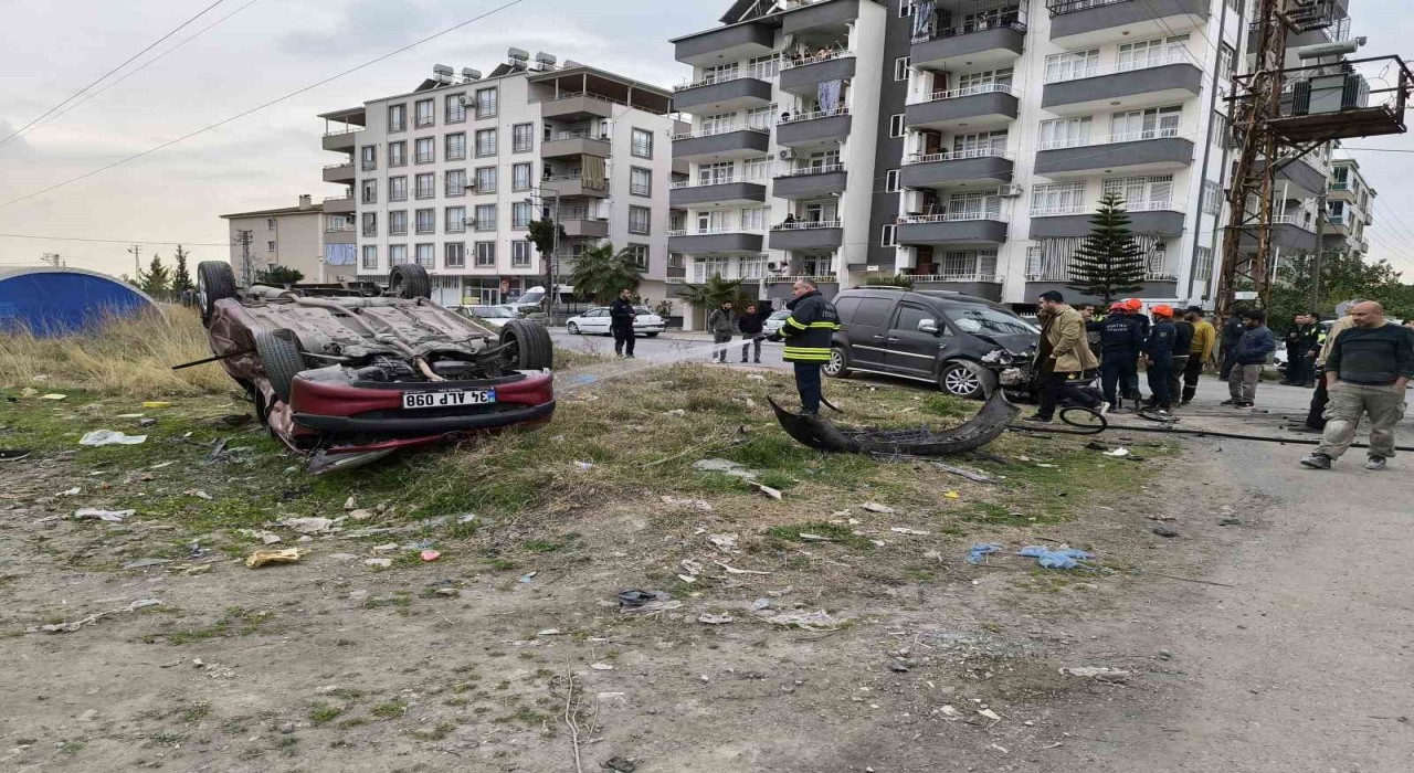 Hatayda hafif ticari araç otomobille çarpıştı: 3 yaralı