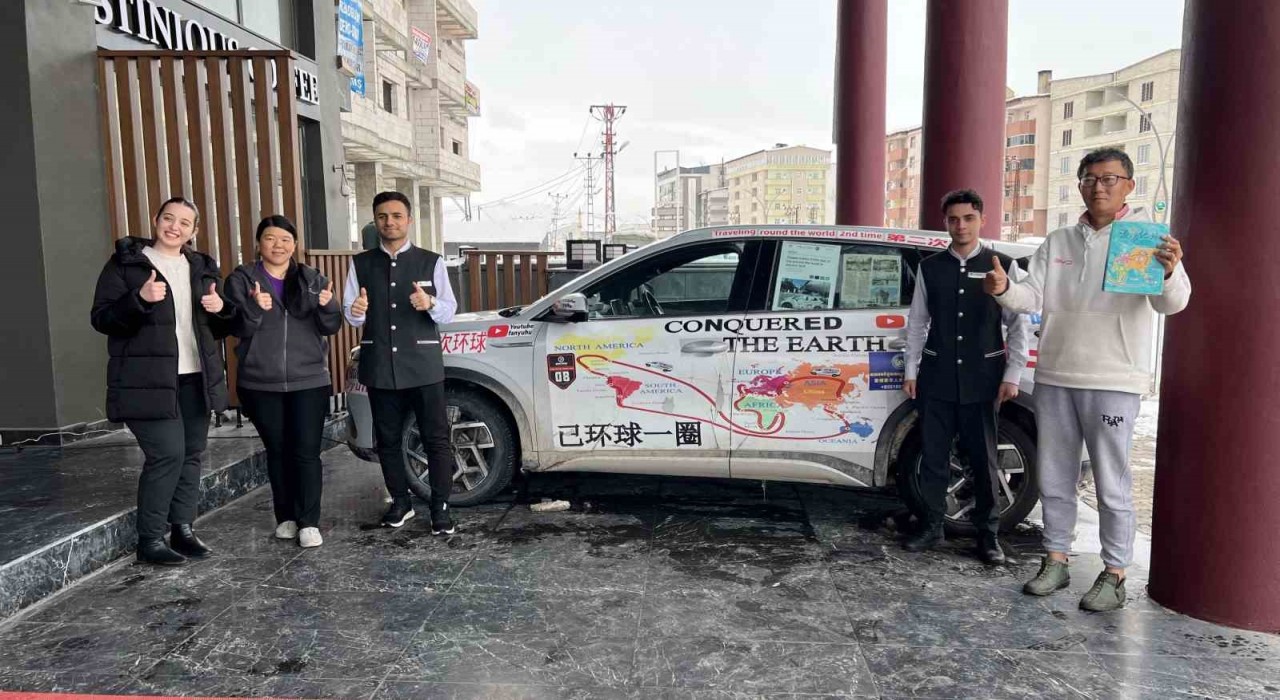 Hava kirliliğine dikkat çekmek isteyen Çinli çift elektrikli araçlarıyla Yüksekovaya geldi