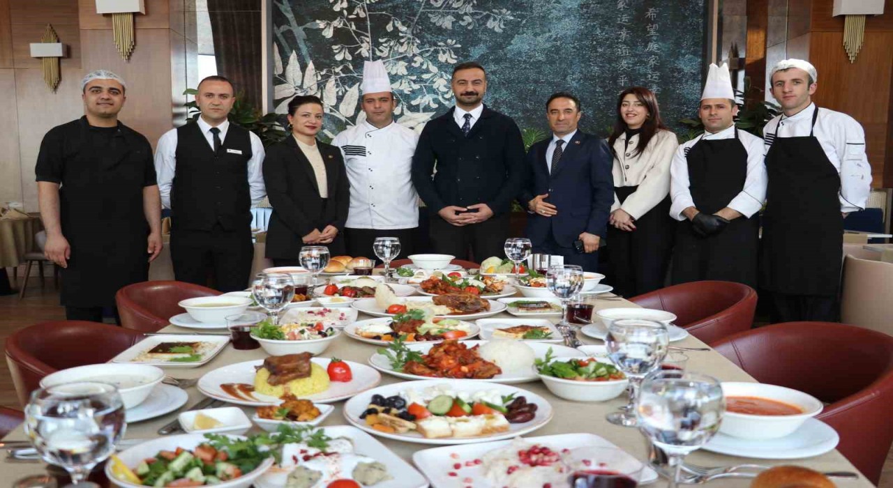 Hilton zengin iftar sofrası ile Ramazana hazır