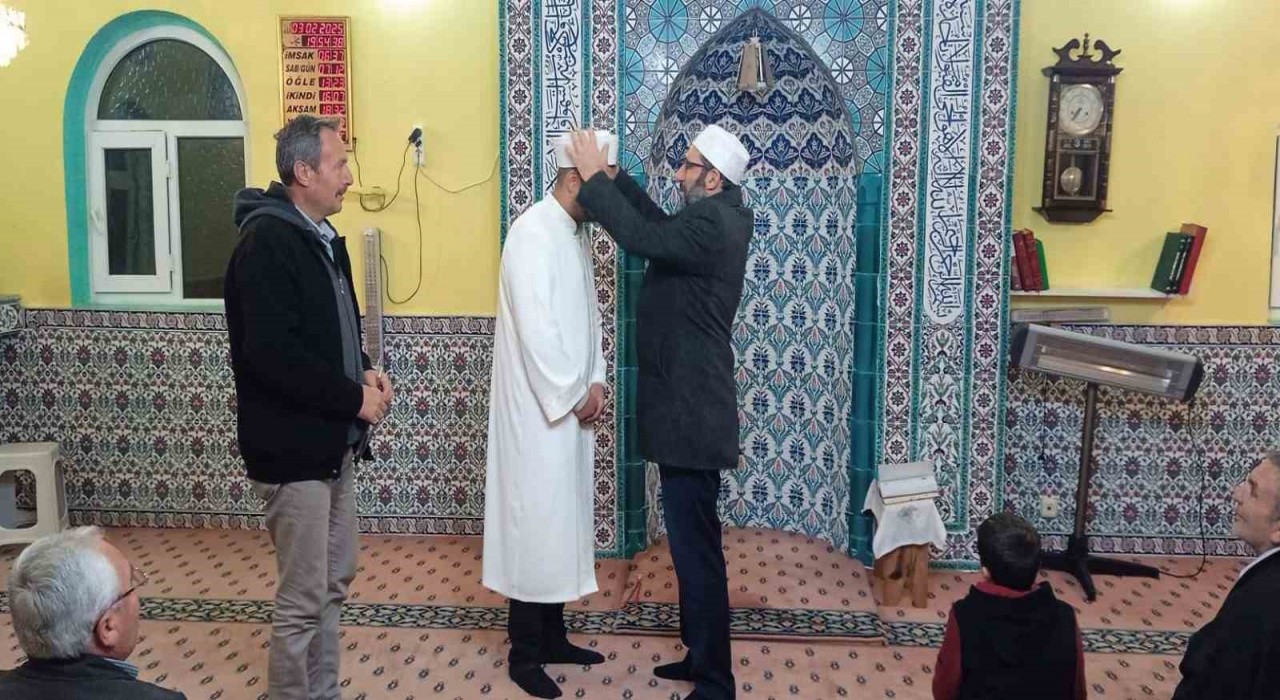 Hisarcıka yeni atanan 2 din görevlisine cübbe ve fes giydirildi