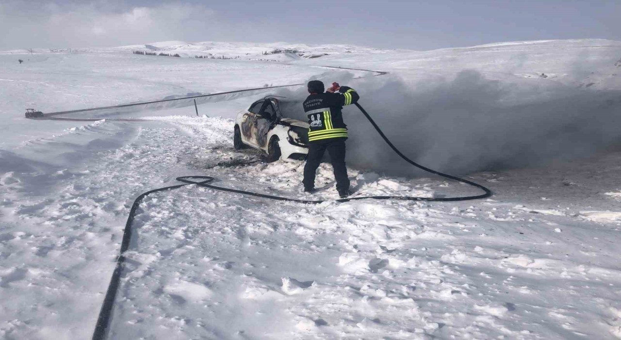 Horasanda seyir halindeki otomobil alev aldı