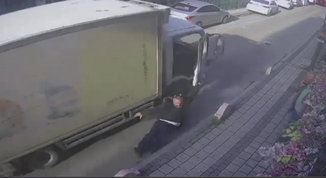 İETT şoförü ile kamyonet sürücüsü arasında kavga çıktı: İETT şoförü, dikiz aynasına tutunduğu kamyonetin altında ezildi