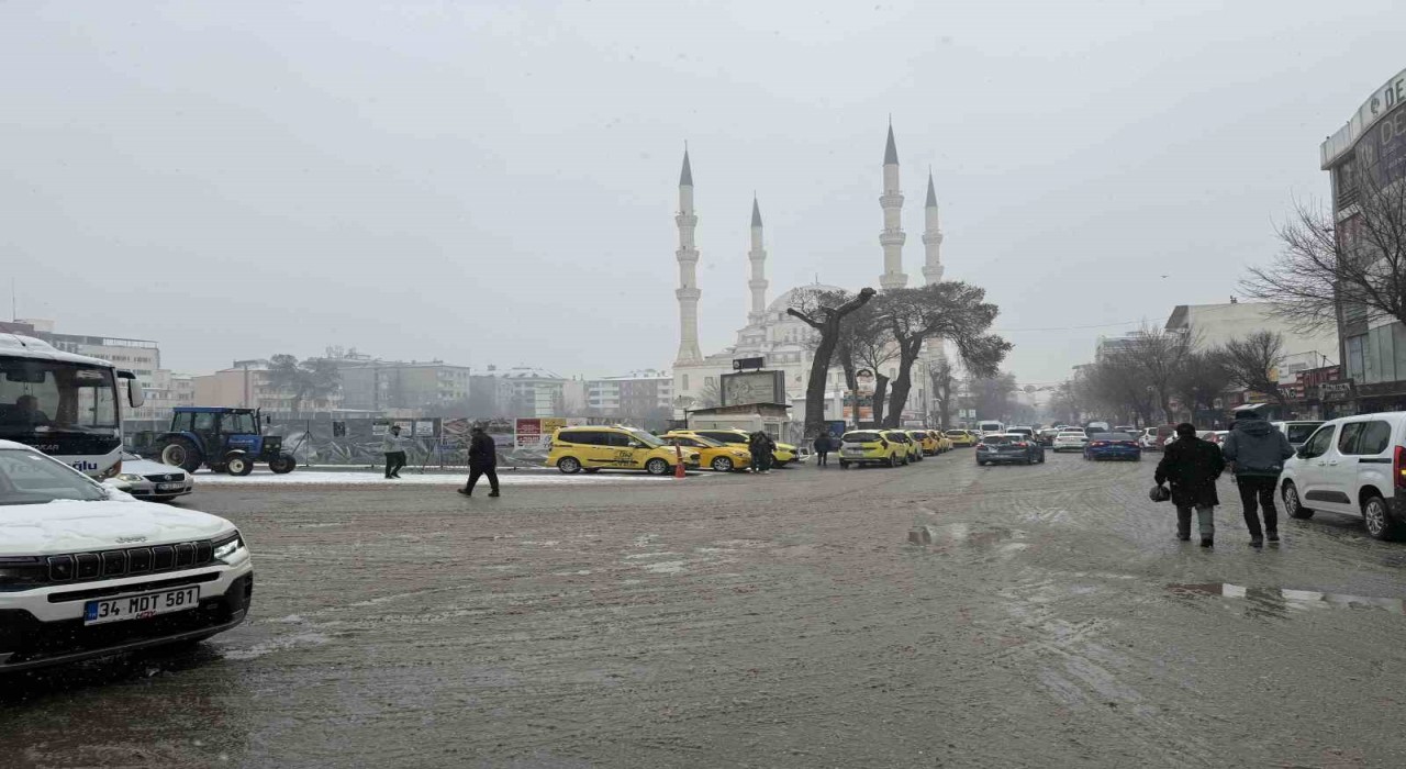 Iğdıra beklenen kar yağışı başladı