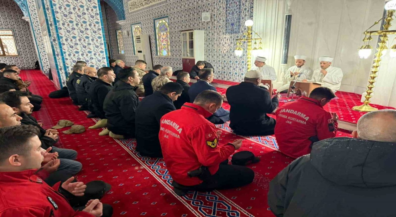 Iğdırda depremde hayatını kaybedenler için mevlit okundu
