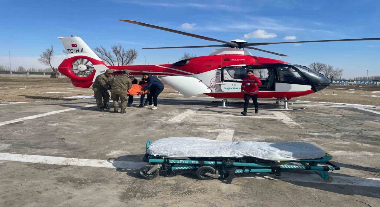 Iğdırda fırtına ve tipi yolu kapatınca hasta ambulans helikopterle hastaneye ulaştırıldı